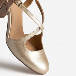 Babies dorées à talon et brides croisées