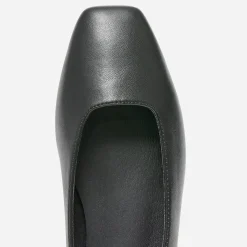 Ballerine noire à bout carré