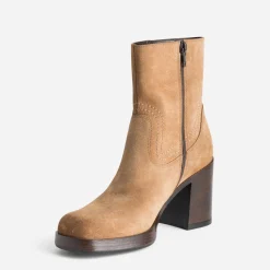 Boots à talon camel en cuir velours