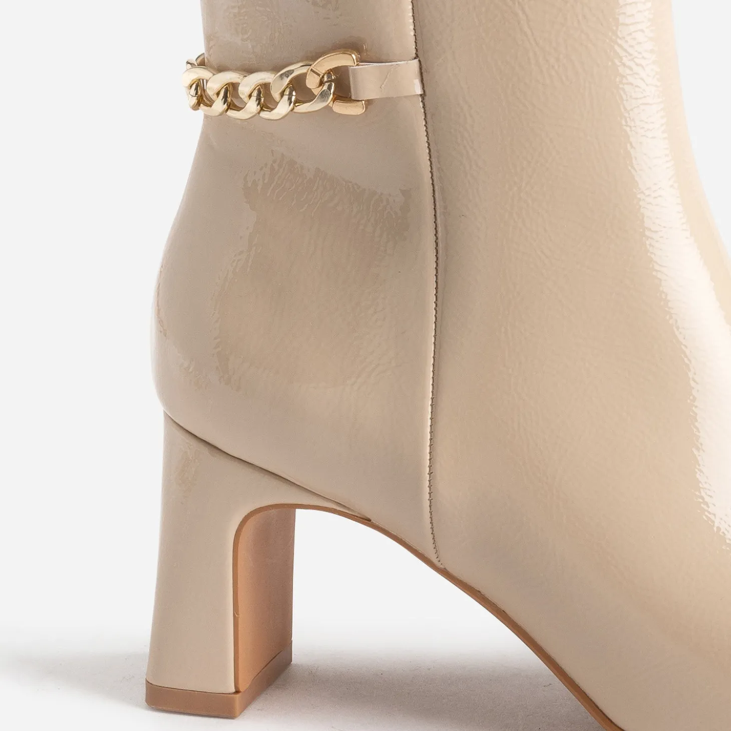 Boots écru verni décor chaîne