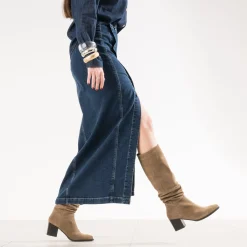 Botte TEXTO taupe en cuir velours éco-conçu à tige plissée