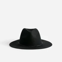 Chapeau noir laine feutrée avec galon-chaînette