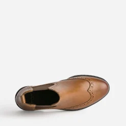 Chelsea boots cognac cuir détails perforés