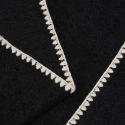 Echarpe noire bords brodés écrus