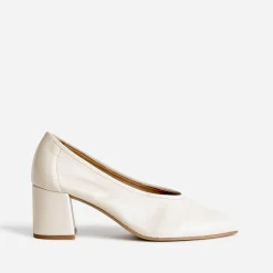 Escarpin beige en cuir à décolleté couvrant