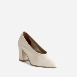 Escarpin beige en cuir à décolleté couvrant