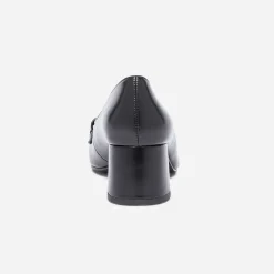 Escarpin noir à talon et chaîne-bijou