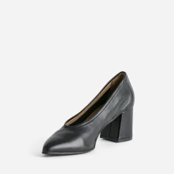 Escarpin noir en cuir à décolleté couvrant