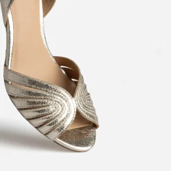 Escarpin or open-toe talon à gorge