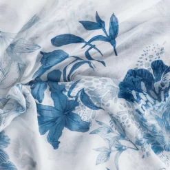 Foulard blanc à motif fleurs bleues