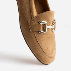 Mocassin beige foncé en cuir velours