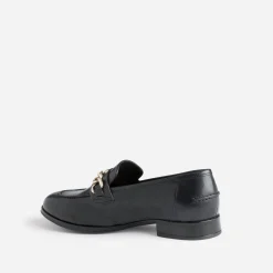 Mocassin noir en cuir à chaîne
