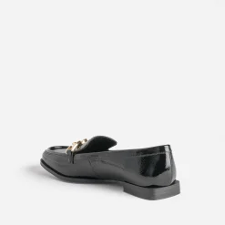 Mocassin noir verni avec chaîne dorée