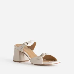 Mule beige à brides fines et boucles rectangulaires