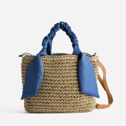 Panier beige foncé tressé à anses bleues