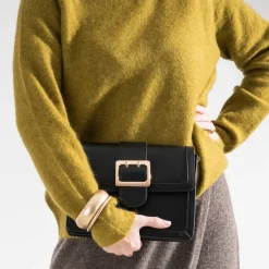 Sac à main noir avec boucle métal