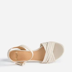 Sandale beige à brides tressées