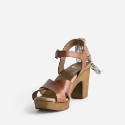 Sandale cognac en cuir éco-conçu détail foulard