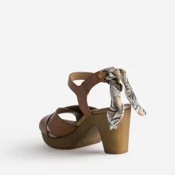 Sandale cognac en cuir éco-conçu détail foulard