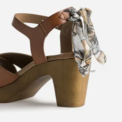 Sandale cognac en cuir éco-conçu détail foulard
