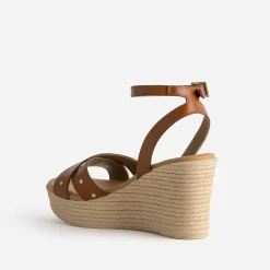 Sandale compensée TEXTO cognac cuir clouté