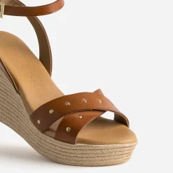 Sandale compensée TEXTO cognac cuir clouté