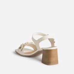 Sandale écrue en cuir avec maxi-chaîne écrue