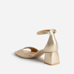 Sandale dorée à talon flare