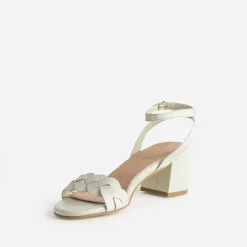 Sandale en cuir blanc cassé