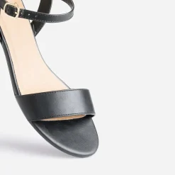 Sandale noire à petit talon