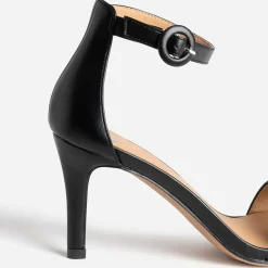 Sandale noire à talon fin
