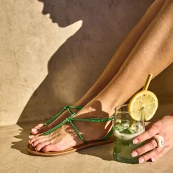 Sandale-tong TEXTO verte en cuir métallisé