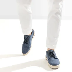 Tennis bleue en toile